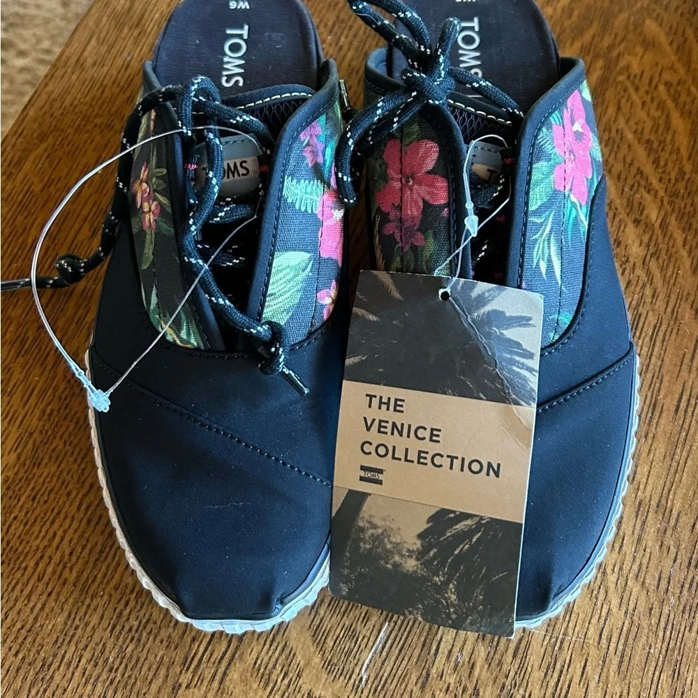 TOMS/ NWT/ Women's Slip-On Cordones Indio Mule/ Black Multi Floral Techy Woven